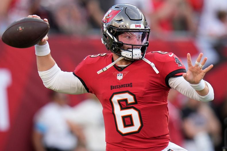 Baker Mayfield, de los Buccaneers de Tampa Bay, calienta antes del partido ante los Chiefs de Kansas City, el sábado 22 de agosto de 2026 (AP Foto/Chris OMeara)