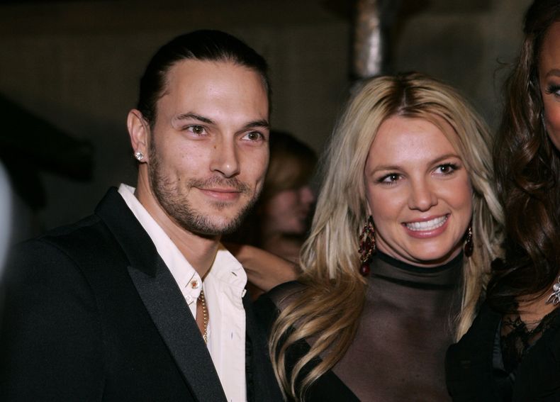 ARCHIVO - Britney Spears, a la derecha, y su esposo Kevin Federline llegan a una fiesta posterior a los Grammy en Beverly Hills, California, el 8 de febrero de 2006. (Foto AP/Danny Moloshok, archivo)