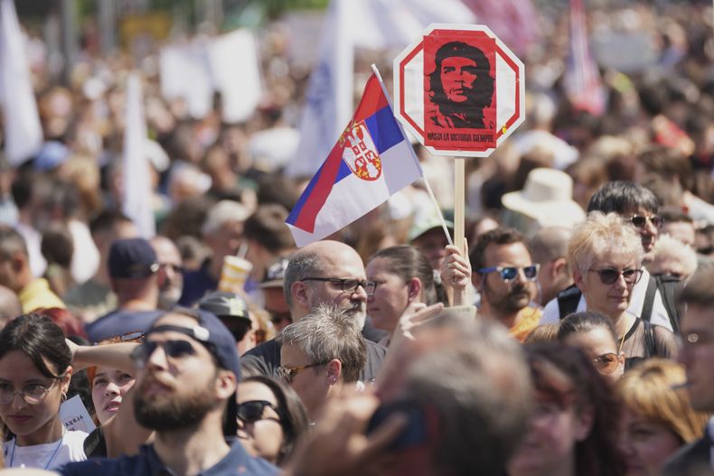 Estudiantes universitarios y otras personas protestan ante un edificio del gobierno, seis meses después de una tragedia en una estación que desencadenó protestas masivas contra la corrupción, en Belgrado, Serbia, el jueves 1 de mayo de 2025. (AP Foto/Darko Vojinovic)