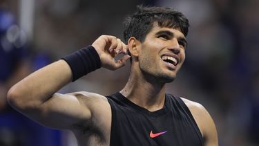 Carlos Alcaraz reacciona durante el partido contra Li Tu durante la primera ronda del Abierto de Estados Unidos, el martes 27 de agosto de 2024, en Nueva York. (AP Foto/Matt Rourke)