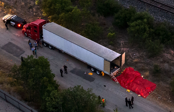 Aumentan a 51 los migrantes muertos hallados en un camión en San Antonio, Texas