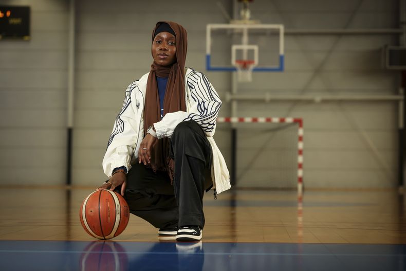 La exjugadora Salimata Syllaantes de un torneo de baloncesto femenino en donde las jugadoras pueden portar un velo islámico, el domingo 27 de abril de 2025, en Aubervilliers, cerca de París. (AP Foto/Thomas Padilla)