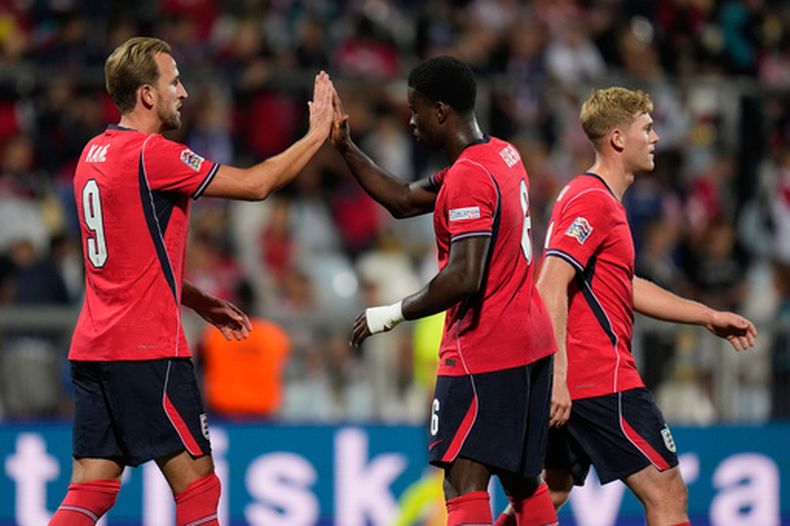 Harry Kane celebra con su compañero de la selección inglesa Marc Guehi su quinto gol en el encuentro ante Croacia en la Liga de Naciones el sábado 3 de octubre del 2026. (AP Foto/Darko Bandic)