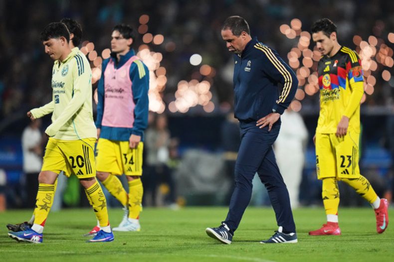 Andre Jardine, técnico del América se marcha tras la eliminación ante Pumas en los cuartos de final de la Liga MX, el domingo 10 de mayo de 2026 (AP Foto/Eduardo Verdugo)