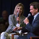 ARCHIVO - El gobernador de Florida Ron DeSantis habla en un evento con la gobernadora de Iowa Kim Reynolds, el viernes 10 de marzo de 2023, en Davenport, Iowa. (AP Foto/Ron Johnson, archivo)