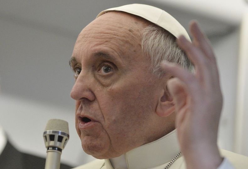 ARCHIVO - En esta foto del 29 de julio de 2016, el papa Francisco responde preguntas de reporteros sobre su famosa frase ¿Quién soy yo para juzgar?, en una conferencia de prensa a bordo del avión papal en su viaje de vuelta de Brasil. (AP Foto/Luca Zennaro, Pool, Archivo)