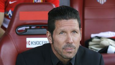 americateve | El t&eacute;cnico del Atl&eacute;tico de Madrid, Diego Simeone, observa un partido contra M&aacute;laga el domingo, 11 de mayo de 2014, en Madrid. (AP Photo/Gabriel Pecot)