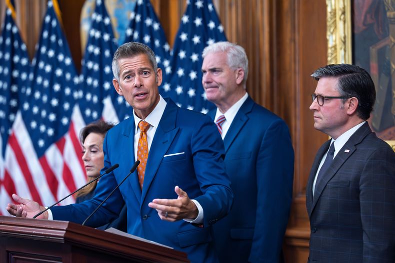 El secretario de Transporte, Sean Duffy, habla con los periodistas el día 23 del cierre gubernamental. Lo acompañan, de izquierda a derecha, la legisladora Lisa McClain (republicana por Michigan), el líder de la mayoría de la Cámara de Representantes, Tom Emmer (republicano por Minnesota), y el presidente de la Cámara de Representantes, Mike Johnson (republicano por Luisiana), en una conferencia de prensa en el Capitolio en Washington, el jueves 23 de octubre de 2025. (Foto AP/J. Scott Applewhite)