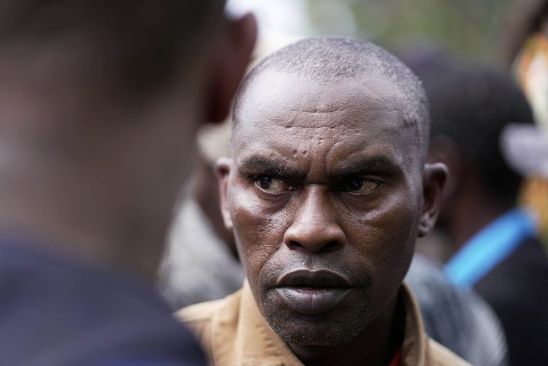 Jonah Kariuki, cuyo hijo Boniface Kariuki fue baleado por policías durante una protesta, sale del Hospital Nacional Kenyatta en Nairobi, Kenia, el 18 de junio del 2025. (AP foto/Brian Inganga)