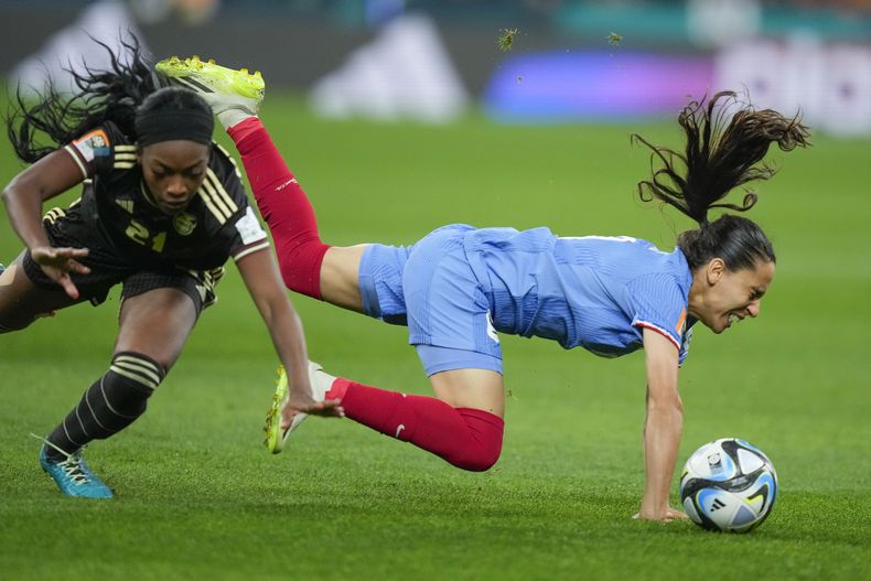 La francesa Amel Majri (derecha) disputa el balón con la jamaicana en el partido por el Grupo F del Mundial femenino, el domingo 23 de julio de 2023, en Sídney. (AP Foto/Rick Rycroft)