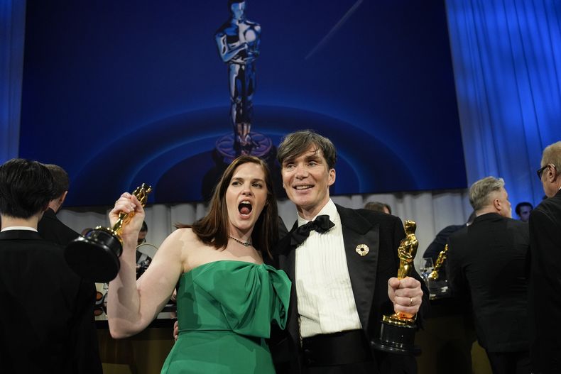 Jennifer Lame, ganadora del premio a mejor edición por Oppenheimer, izquierda, y Cillian Murphy, ganador del premio a mejor actor por Oppenheimer posan en el Baile de los Gobernadores tras los Oscar el domingo 10 de marzo de 2024, en el Teatro Dolby en Los Angeles. (Foto AP/John Locher)