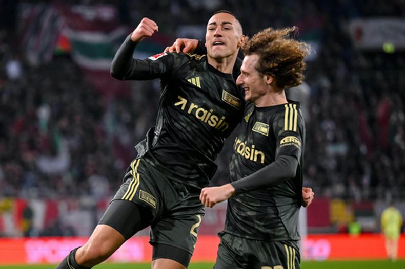 Marin Ljubičić y Alex Král del Unión de Berlín celebran el gol del empate en el encuentro ante el Augsburg en la Bundesliga el jueves 15 de enero del 2026. (Harry Langer/dpa via AP)
