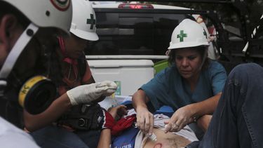 Voluntarios arriesgan sus vidas en protestas en Venezuela