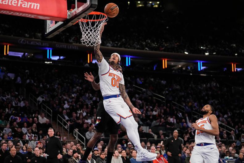 El base de los Knicks de Nueva York Jordan Clarkson salta para clavar el balón en el encuentro ante los Nuggets de Denver el miércoles 4 de febrero del 2026. (AP Foto/Yuki Iwamura)
