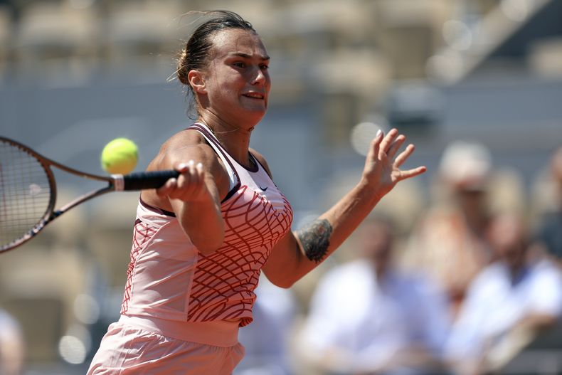 Aryna Sabalenka devuelve ante Elina Svitolina durante los cuartos de final del Abierto de Francia, el martes 6 de junio de 2023. (AP Foto/Aurelien Morissard)