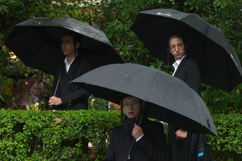 Jóvenes judíos asisten a una vigilia en honor de las víctimas de un ataque en la sinagoga Heaton Park Hebrew Congregation, en Crumpsall, Manchester, Inglaterra, el viernes 3 de octubre de 2025. (AP Foto/Ian Hodgson)