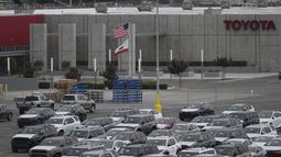 Vehículos Toyota nuevos en Toyota Logistics Service Inc., una instalación de procesamiento de importaciones en el puerto de Long Beach en Long Beach, California, el 26 de marzo de 2025. (AP Foto/Damian Dovarganes)
