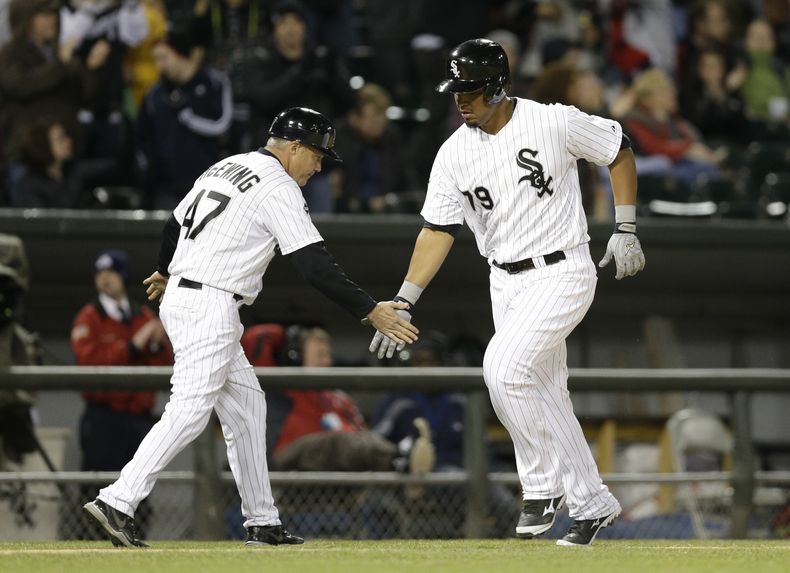 El toletero cubano de los Medias Blancas de Chicago Jos&eacute; Abreu (derecha) celebra con el coach de tercera base Joe McEwing tras conectar un cuadrangular en el jugo contra los Indios del jueves 10 de abril de 2014. (Foto de AP/Nam Y. Huh)