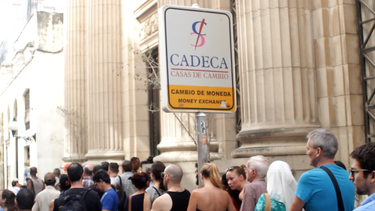 largas colas en casas de cambio y bancos de la habana ante el creciente rumor de una rebaja del valor del cuc
