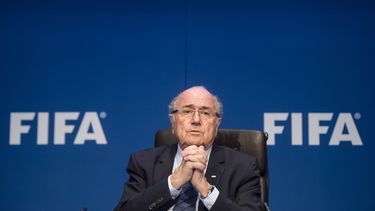 cae blatter en medio de la crisis de la fifa