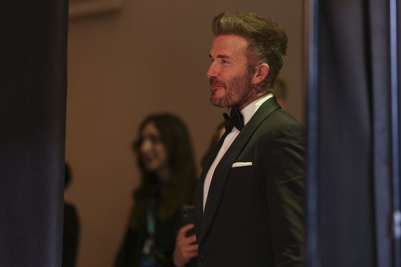 David Beckham posa a su llegada a la 77a entrega de los Premios de la Academia Británica de Cine (BAFTA) en Londres el domingo 18 de febrero de 2024. (Foto Vianney Le Caer/Invision/AP)