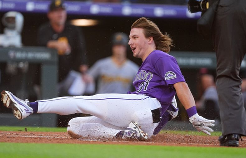 Jake McCarthy, de los Rockies de Colorado, se desliza a salvo en el home para registrar un jonrón de campo ante el lanzador abridor de los Piratas de Pittsburgh, Paul Skenes, en la primera entrada de un partido de béisbol el sábado 20 de junio de 2026, en Denver. (Foto AP/David Zalubowski)