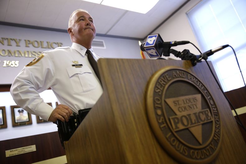 El jefe de polic&iacute;a de St. Louis Jon Belmar habla en conferencia de prensa el 3 de noviembe del 2014 en Clayton, Mo, sobre restricciones de vuelos sobre Ferguson durante protestas violentas por la muerte de un joven a manos de la polic&iacute;a. (AP