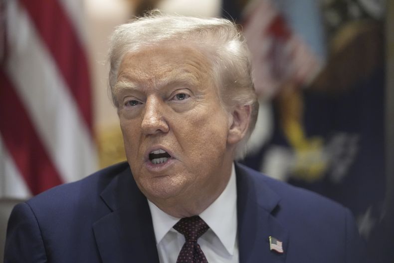 El presidente estadounidense Donald Trump en una reunión del gabinete en la Casa Blanca en Washington el 26 de agosto del 2025. (AP foto/Mark Schiefelbein)
