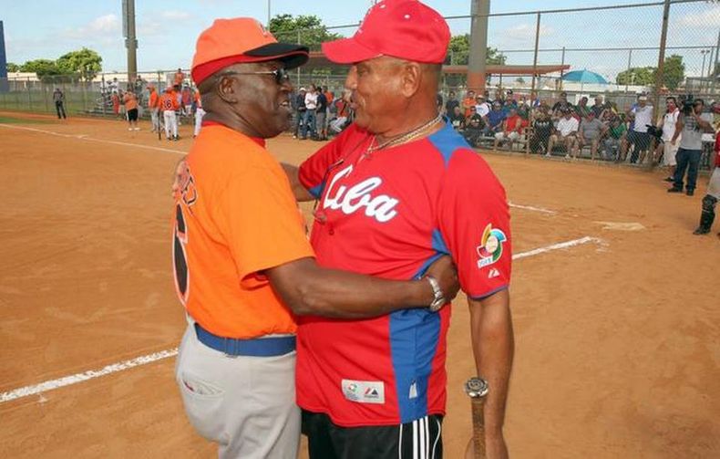 En una improvisada conferencia de prensa se le hicieron preguntas difíciles que sacaron respuestas difíciles.