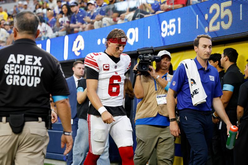 El quarterback Jaxson Dart (6) de los Giants de Nueva York se retira del campo tras sufrir una lesión en el partido contra los Rams de Los Ángeles, el lunes 21 de septiembre de 2026, en Inglewood, California. (AP Foto/Caroline Brehman)