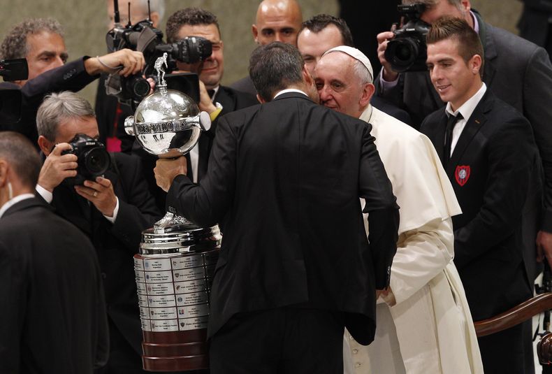 El papa Francisco, sonriente, tom&oacute; con sus dos manos la gigantesca Copa Am&eacute;rica que una delegaci&oacute;n del club argentino San Lorenzo le mostr&oacute; al t&eacute;rmino de la audiencia p&uacute;blica del mi&eacute;rcoles 20 de agosto de 2