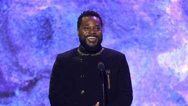 ARCHIVO - Malcolm-Jamal Warner habla en el escenario en la 65.ª edición anual de los Premios Grammy el domingo 5 de febrero de 2023, en Los Ángeles. (Foto AP/Chris Pizzello, archivo)