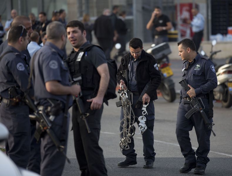 Carceleros israel&iacute;es a la entrada de la Prisi&oacute;n Sharon Prison cerca de Raanana, en el centro de Israel, el domingo 23 de febrero del 2014. (Foto AP/Ariel Schalit)