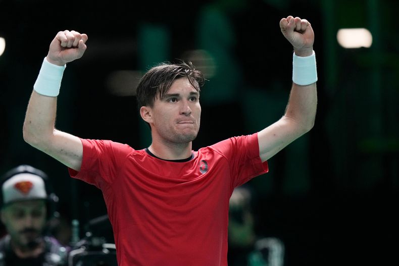Raphael Collignon de Bélgica celebra al vencer al francés Corentin Moutet en los cuartos de final de la Copa Davis el Bologna, Italia el martes 18 de noviembre del 2025. (AP Foto/Luca Bruno)
