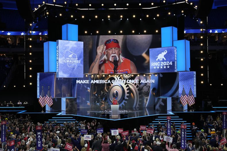 ARCHIVO - Hulk Hogan habla en la última noche de la Convención Nacional Republicana, el 18 de julio de 2024, en Milwaukee. (Foto AP/J. Scott Applewhite, archivo)