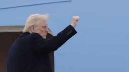 El presidente Donald Trump alza un puño antes de ingresar al Air Force One el viernes 14 de marzo de 2025, en la Base Conjunta Andrews, Maryland. (AP Foto/Luis M. Alvarez)