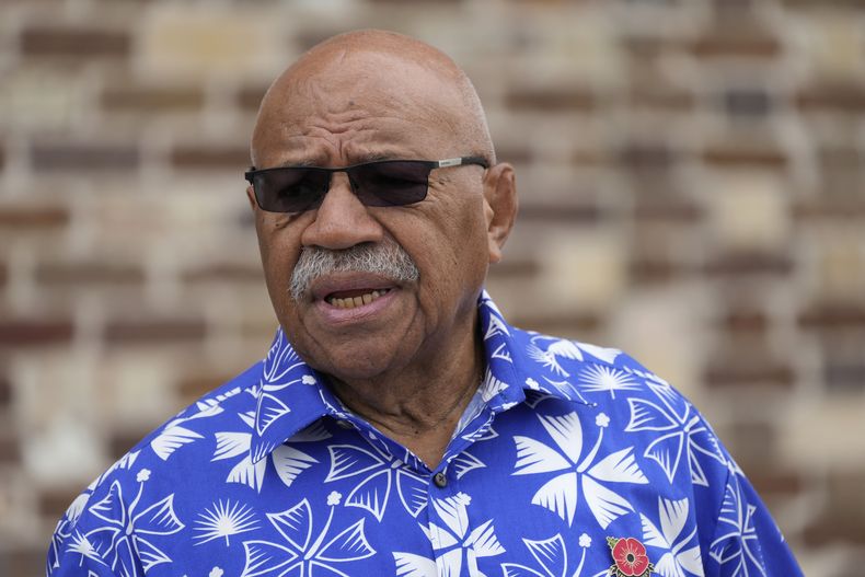 ARCHIVO - El primer ministro de Fiyi, Sitiveni Rabuka, visita el Centro de Excelencia de Rugby de Nueva Gales del Sur durante una visita en Sydney, Australia, el 16 de octubre de 2023. (AP Foto/Rick Rycroft, Archivo)