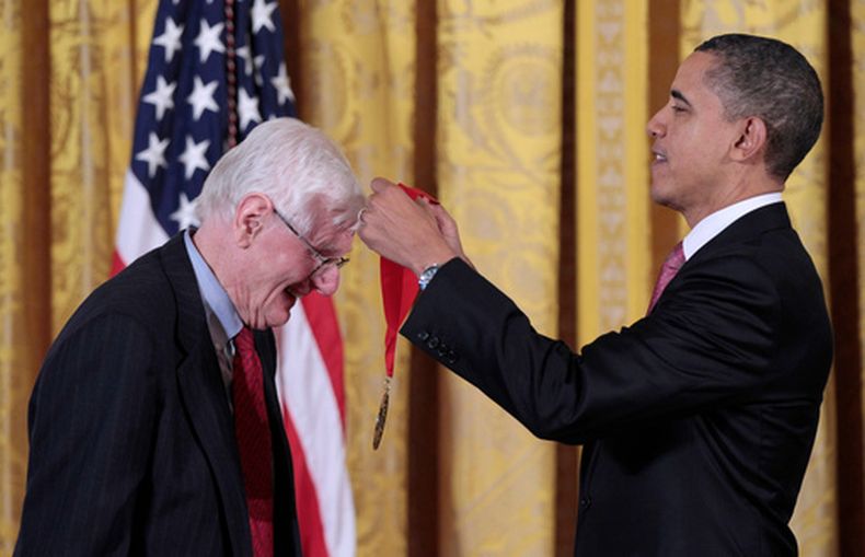 El historiador Gordon Wood recibe la Medalla Nacional de Humanidades de manos del presidente Barack Obama en la Casa Blanca en Washington, el 2 de marzo del 2011. (AP foto/Pablo Martinez Monsivais)