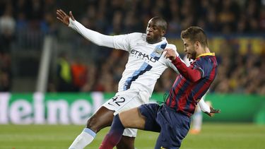 americateve | El futbolista de Manchester City Yaya Toure, izq., es enfrentado por Gerard Piqu&eacute;, de Barcelona, durante un partido de la Liga de Campeones el 12 de marzo del 2014 en Barcelona. El club catal&aacute;n dijo el 15 de marzo que Piqu&eacute; y Carl&eac