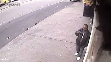 americateve | Video de seguridad del domingo 16 de noviembre de 2014 provisto por la polic&iacute;a de Nueva York de un hombre fumando un cigarrillo fuera de una minitienda en el barrio del Bronx, en Nueva York. La polic&iacute;a dice que el hombre es sospechoso de hab