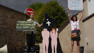 Activistas contra el abuso infantil realizan una protesta cerca de la casa de un exsacerdote católico sospechoso de haber abusado sexualmente de decenas de menores, en Etrechy, en las afueras de París, el miércoles 16 de septiembre de 2026. En los letreros se lee, de izquierda a derecha, “330.000 víctimas de abuso sexual infantil, nunca más”, y “Delfosse, la Iglesia sabía. (AP Foto/Thibault Camus)