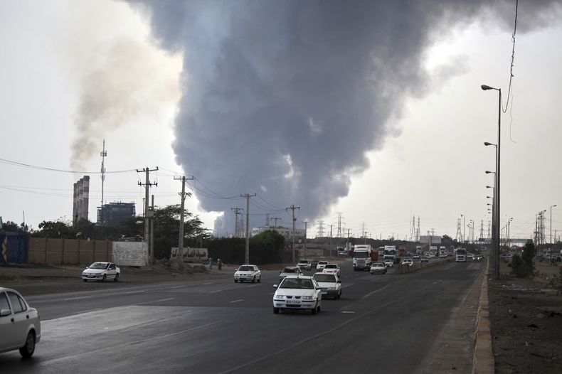 En la imagen, distribuida por la agencia noticiosa oficial iraní IRNA, una columna de humo negro señala el lugar donde se produjo una enorme explosión en un puerto, en la ciudad de Bandar Abbas, Irán, el 26 de abril de 2025. (Mohammad Rasoul Moradi/IRNA vía AP)