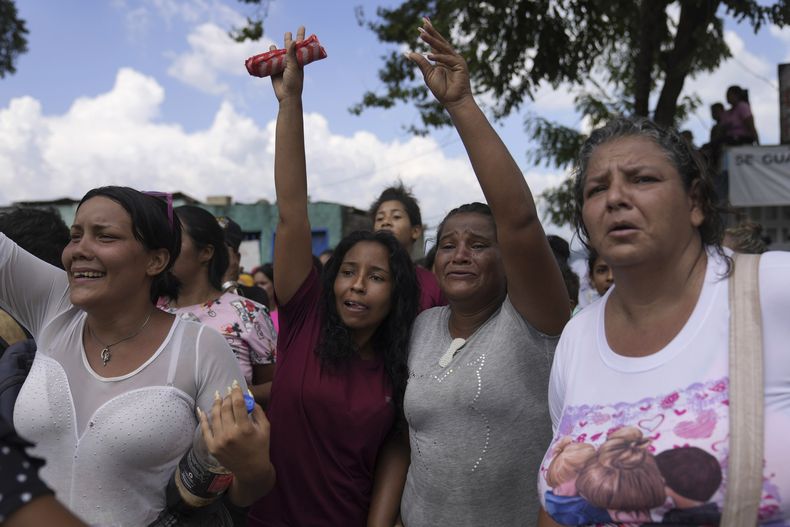 Familiares de presos miran la intervención militar en el centro penitenciario de Tocorón, en Tocorón, Venezuela, el miércoles 20 de septiembre de 2023. Militares ejecutaron la intervención en un intento de desmantelar una de las bandas criminales en el país, de acuerdo con el ministro de Interior, el almirante en jefe Remigio Ceballos. (AP Foto/Ariana Cubillos)
