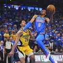 Jalen Williams (8), del Thunder de Oklahoma City, dispara ante la marca defensiva de Ben Sheppard (26), de los Pacers de Indiana, durante la primera mitad del juego decisivo de las Finales de la NBA, el domingo 22 de junio de 2025, en Oklahoma City. (AP Foto/Julio Cortez)