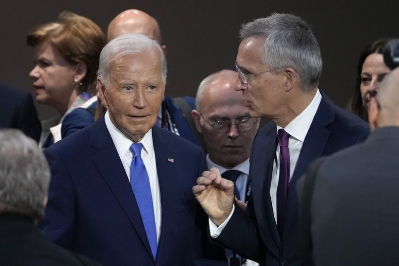 El presidente Joe Biden, izquierda, habla con el secretario general de la OTAN, Jens Stoltenberg, derecha, en la segunda sesión de trabajo de la cumbre de la OTAN, en Washington, el jueves 11 de julio de 2024. (AP Foto/Susan Walsh)