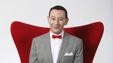 ARCHIVO - El actor Paul Reubens caracterizado como Pee-wee Herman posa para un retrato para promover la obra de teatro The Pee-wee Herman Show, el 7 de diciembre de 2009, en Los Angeles. Reubens murió el 30 de julio de 2023 después de una lucha de seis años contra el cáncer que no hizo pública, dijo su publicista en un comunicado. (Foto AP/Danny Moloshok, archivo)