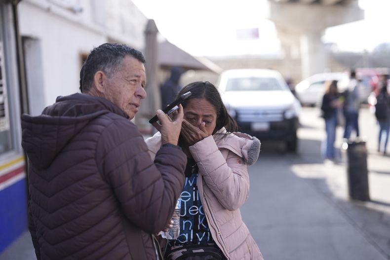 Marcela Medina y su esposo Enrique Corea, de Venezuela, reaccionan tras ver cancelada su cita en la app de la Oficina de Aduanas y Protección Fronteriza de Estados Unidos (CBP, por sus iniciales en inglés) mientras esperan cerca del paso fronterizo en Tijuana, México, el lunes 20 de enero de 2025. (AP Foto/Gregory Bull)
