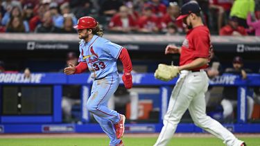Brendan Donovan, de los Cardenales de San Luis, anota en un pasbol ante Nick Sandlin, de los Guardianes de Cleveland, en la décima entrada del juego del sábado 27 de mayo de 2023 (AP Foto/David Dermer)