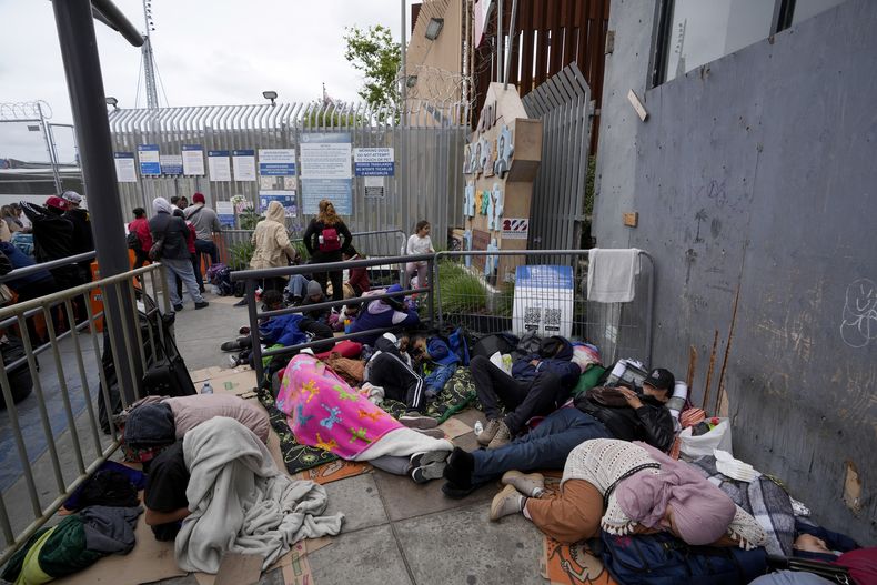 Solicitantes de asilo acampan cerca de la entrada peatonal del puerto de entrada de San Isidro, que une Tijuana, México con San Diego, el jueves 1 de junio de 2023, en Tijuana, México. (Foto AP/Gregory Bull)
