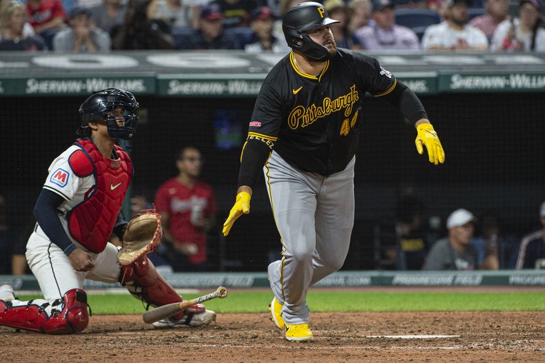El mexicano Rowdy Téllez de los Piratas de Pittsburgh observa su sencillo productivo ante el relevista de los Guardianes de Cleveland, Eli Morgan, mientras observa Bo Naylor (izquierda) durante el octavo episodio del juego de béisbol en Cleveland, el sábado 31 de agosto de 2024. (AP Foto/Phil Long)